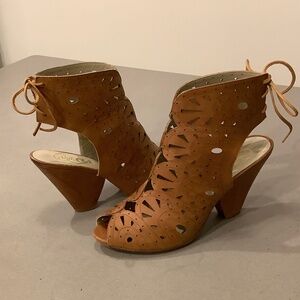 Vero Cuoio Candela cutout brown leather peep toe heeled bootie size 8.5 M